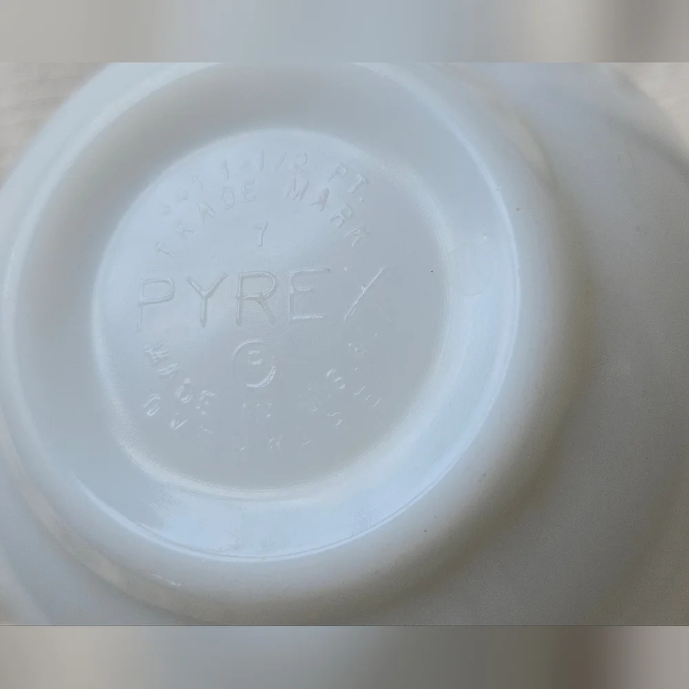 Vintage Pyrex Snowflake Garland mixing bowl - Picture 4 of 6